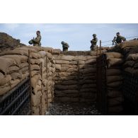 Des soldats portugais du 14e régiment d'infanterie s'exercent au combat en tranchée à Cincu, en Roumanie.