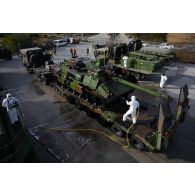 Des soldats du 2e régiment de dragons (RD) décontaminent un char AMX-Leclerc du 5e régiment de dragons (RD) à bord de son tracteur routier porte-char de 50 tonnes (TR-PC 50) à Voila, en Roumanie.