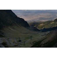 Chemin de la Roumanie sur la route Transfăgărașan dans les Carpates roumaines.