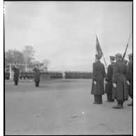 Salut au drapeau par les autorités.