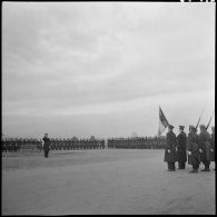 Salut au drapeau par les autorités.