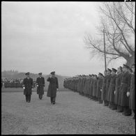 Revue des troupes par le général Romatet.