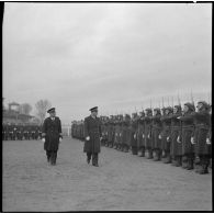 Revue des troupes par le général Romatet.