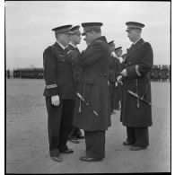 Remise de décorations par le général Romatet sur le terrain de Vichy-Rhue.