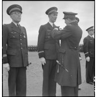 Remise de décorations par le général Romatet sur le terrain de Vichy-Rhue.