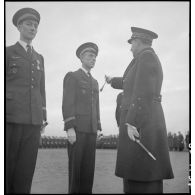 Remise de décorations par le général Romatet sur le terrain de Vichy-Rhue.