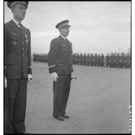 Remise de décorations par le général Romatet sur le terrain de Vichy-Rhue.