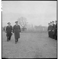 Revue des troupes par le général Romatet.