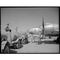 Ravitaillement d'un bombardier B-26 Marauder sur le terrain d'aviation en Italie.