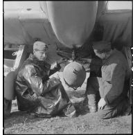 Mise en place d'une bombe sur un avion par des armuriers britanniques.