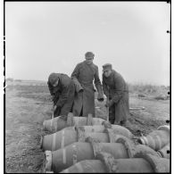 Transport des bombes par les prisonniers de guerre allemands.