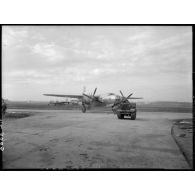 Remorquage d'un avion Martin B-26 Marauder par un puissant tracteur de piste.