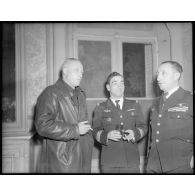 Le général d'armée aérienne René Bouscat, le commandant Pierre Pouyade et le général de brigade aérienne Martial Valin en discussion.