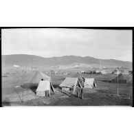 Vue panoramique du camp de base du groupe de chasse II/5 Lafayette à Sidi Ahmed.