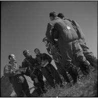 Les pilotes du groupe de chasse II/18 Saintonge sont réunis pour un briefing d'avant mission.