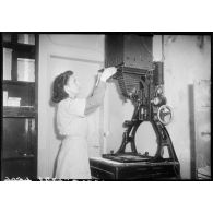 Agrandissement d'une photo au laboratoire photographique des forces féminines de l'Air.