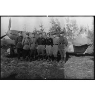 Photographie de groupe du lieutenant-colonel Pierre Pouyade, commandant le régiment de chasse Normandie-Niémen, entouré d'un pilote et de mécaniciens soviétiques.