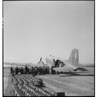 Débarquement des Dakota sur une base aérienne des environs de Stuttgart.