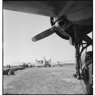 Débarquement des Dakota sur une base aérienne des environs de Stuttgart.