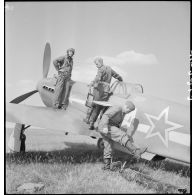 Le régiment Normandie-Niémen sur un terrain d'aviation à Stuttgart.