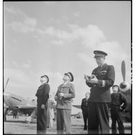 Le régiment Normandie-Niemen sur un terrain d'aviation à Stuttgart.