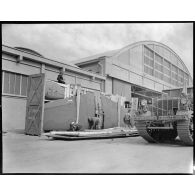 Décaissage de la voilure d'un P-40 sur la base de construction.