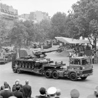 Défilé motorisé. Passage des canons automoteurs 155 mm à grande cadence de tir (GCT AUF1) en expérimentation au 40e régiment d'artillerie (40e RA) sur camions porte-chars Berliet turbo V8 devant les tribunes lors de la cérémonie du 14 juillet 1979 sur la place de la Bastille.