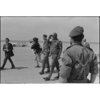 Inspection des parachutistes par le général Erskine en compagnie du colonel Salvan.