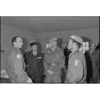 Des membres du PC arrière en pleine discussion (le commandant Solhelac, le colonel Le Peillet (AFA), le lieutenant-colonel Priot, le commandant Jaouen (observateur ONU)).