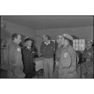 Des membres du PC arrière en pleine discussion (le commandant Solhelac, le colonel Le Peillet (AFA), le lieutenant-colonel Priot, le commandant Jaouen (observateur ONU)).