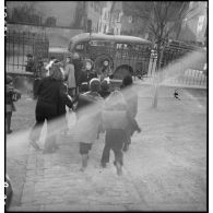 Les enfants sortent de l'école du village de Boersch (Bas-Rhin).