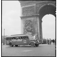 Arrivée à l'Arc de Triomphe, à bord d'un bus de la Croix-Rouge, de prisonniers de guerre français libérés de camps en Allemagne.