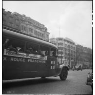 Prisonniers de guerre français libérés de camps en Allemagne à bord d'un bus de la Croix-Rouge dans Paris.