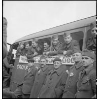 Arrivée à l'Arc de Triomphe à bord d'un bus de la Croix-Rouge de prisonniers de guerre français libérés de camps en Allemagne.