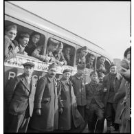 Arrivée à l'Arc de Triomphe à bord d'un bus de la Croix-Rouge de prisonniers de guerre français libérés de camps en Allemagne.