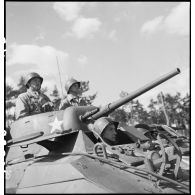 Equipage d'une automitrailleuse du 2e régiment de dragons (2e RD) au cours de la cérémonie présidée par le général de Gaulle sur une autoroute près de Karlsruhe.