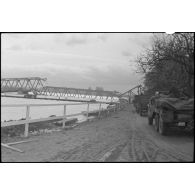 Un convoi de véhicules emprunte le pont flottant de classe 10 monté sur le Rhin à Spire par le 101e régiment du génie (101e RG) de la 1re armée française.