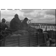 Des tirailleurs nord-africains d'une unité de la 1re armée française embarqués à bord d'un GMC s'apprêtent à traverser le Rhin à Spire.