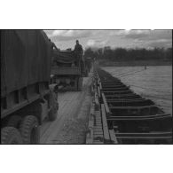 Un convoi de camions GMC emprunte le pont flottant reliant Ludwigshafen à Mannheim sur le Rhin.