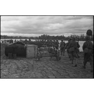 Des sapeurs du génie de la 1re armée française s'apprêtent à embarquer sur des bateaux d'assaut M2 pour traverser le Rhin.