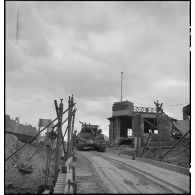 Colonne de chars Sherman M4 de la 1re armée française s'apprêtant à traverser le Rhin sur le pont flottant de Mannheim.