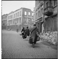 Prisonniers de guerre dans Pforzheim en ruine, libérés par l'avancée des Alliés.