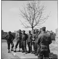 Des soldats français posent avec des prisonniers allemands.