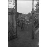 Des prisonniers français sont libérés d'un stalag dans le secteur de Denzlingen (8 km au nord-est de Fribourg-en-Brisgau).