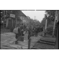 Des prisonniers de guerre français libérés traversent la voie ferrée à Gundelfingen (3km au nord de Fribourg-en-Brisgau).