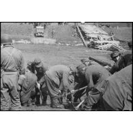 Des soldats allemands prisonniers aident au franchissement d'un cours d'eau par des véhicules du 2e bataillon de zouaves portés (2e BZ).