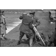 Des soldats allemands prisonniers aident au franchissement d'un cours d'eau par des véhicules du 2e bataillon de zouaves portés (2e BZ).