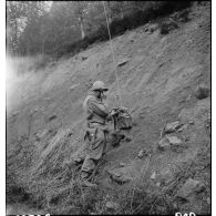 Un officier du 6e régiment d'infanterie coloniale (6e RIC) rend compte et prend ses ordres auprès de son commandant d'unité par radio.