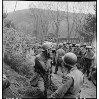 Un officier du 6e régiment d'infanterie coloniale (6e RIC) rend compte et prend ses ordres auprès de son commandant d'unité par radio.