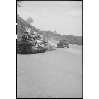 Un char léger M3 Stuart de la 1re division blindée (1re DB) débouche sur un carrefour.